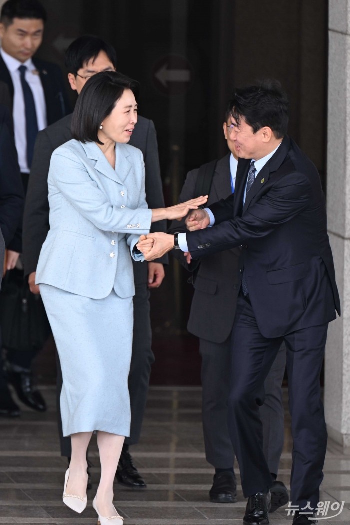 (왼쪽)김혜경 여사가 미국 뉴욕에서 진행되는 제80차 유엔총회 고위급 회기에 참석하기 위해 22일 오전 경기 성남시 서울공항에서 공군 1호기로 이동하던 중 강훈식 대통령실 비서실장이 김 여사에게 자리를 양보하고 있다. 사진=강민석 기자 kms@newsway.co.kr