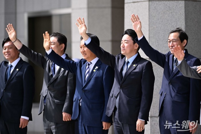 (오른쪽부터)우상호 대통령비서실 정무수석과 강훈식 대통령실 비서실장, 정청래 더불어민주당 대표, 김병기 더불어민주당 원내대표를 비롯한 환송 인사들이 22일 오전 경기 성남시 서울공항을 찾아 미국 뉴욕에서 진행되는 제80차 유엔총회 고위급 회기 참석차 출국하는 이재명 대통령과 김혜경 여사가 탑승한 공군 1호기를 확인하며 인사를 하고 있다. 사진=강민석 기자 kms@newsway.co.kr