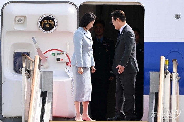 (오른쪽)이재명 대통령과 김혜경 여사가 미국 뉴욕에서 진행되는 제80차 유엔총회 고위급 회기에 참석하기 위해 22일 오전 경기 성남시 서울공항에서 공군 1호기로 탑승하고 있다. 사진=강민석 기자 kms@newsway.co.kr