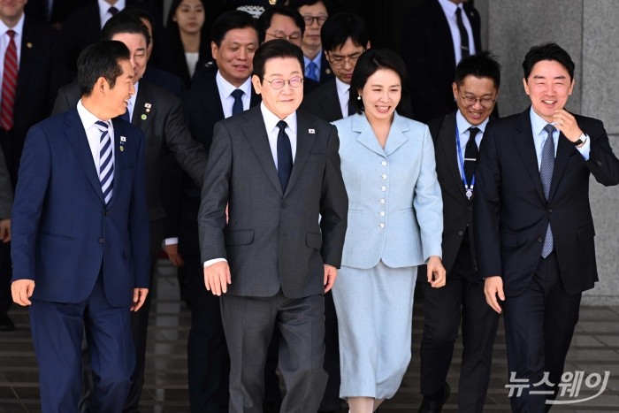이재명 대통령과 김혜경 여사가 미국 뉴욕에서 진행되는 제80차 유엔총회 고위급 회기에 참석하기 위해 22일 오전 경기 성남시 서울공항에서 공군 1호기로 이동하고 있다. 사진=강민석 기자 kms@newsway.co.kr