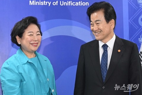 20년 만에 재회한 정동영 통일부 장관·현정은 현대그룹 회장