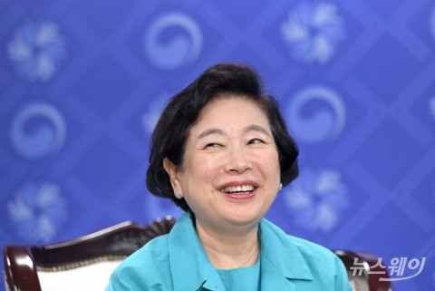 20년 만에 정동영 통일부 장관 만나 웃음꽃 핀 현정은 현대그룹 회장
