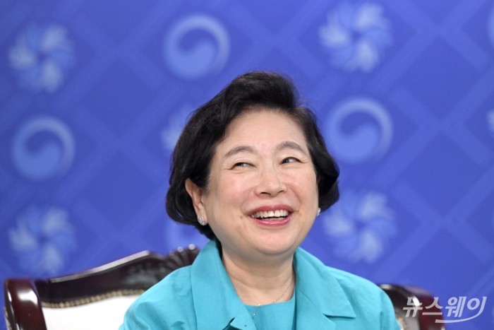 현정은 현대그룹 회장이 22일 오후 서울 종로구 정부서울청사를 찾아 정동영 통일부 장관과 면담 중 미소를 짓고 있다. 사진=강민석 기자 kms@newsway.co.kr