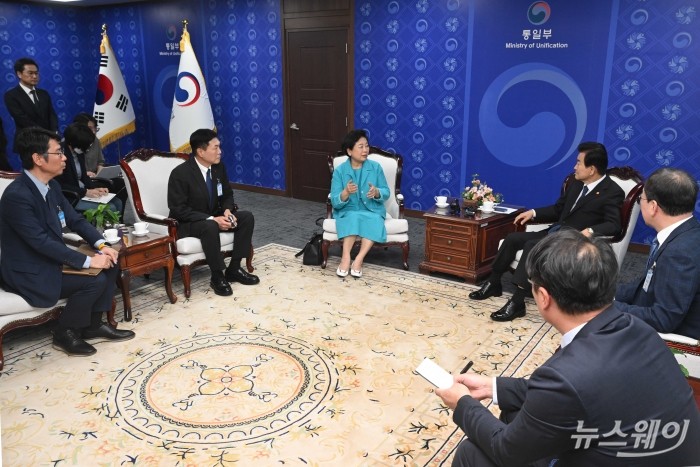 (왼쪽 세 번째)현정은 현대그룹 회장이 22일 오후 서울 종로구 정부서울청사를 찾아 정동영 통일부 장관과 면담을 하고 있다. 사진=강민석 기자 kms@newsway.co.kr