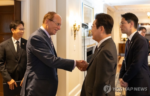 유엔총회 참석차 미국을 방문한 이재명 대통령이 22일(현지시간) 뉴욕의 한 호텔에서 래리 핑크 세계경제포럼 의장과 악수하고 있다. 사진=연합뉴스