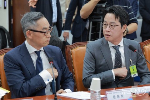 '해킹 사태' 국회 간담회 출석한 조좌진 롯데카드 대표이사·윤종하 MBK파트너스 부회장