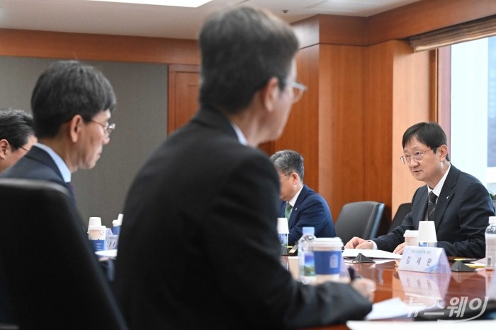 이찬진 금감원장이 23일 오후 서울 여의도 금융투자협회에서 열린 연구기관장 간담회에서 모두발언을 하고 있다. 사진=강민석 기자 kms@newsway.co.kr