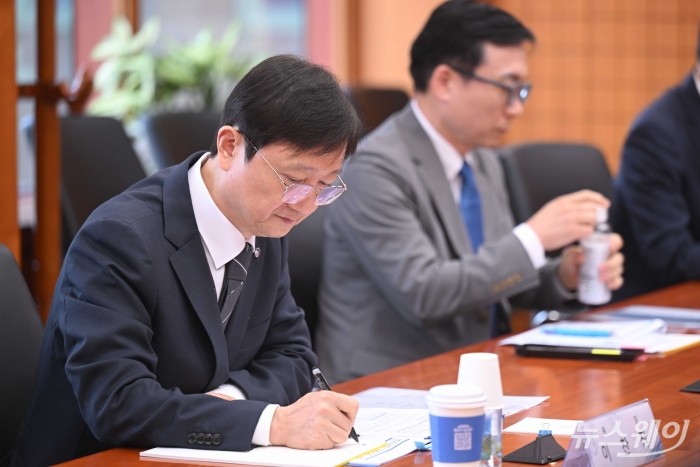 이찬진 금감원장이 23일 오후 서울 여의도 금융투자협회에서 열린 연구기관장 간담회에서 자료를 살펴보고 있다. 사진=강민석 기자 kms@newsway.co.kr