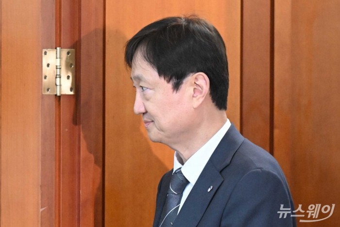 이찬진 금감원장이 23일 오후 서울 여의도 금융투자협회에서 열린 연구기관장 간담회에 참석하기 위해 간담회장으로 들어서고 있다. 사진=강민석 기자 kms@newsway.co.kr