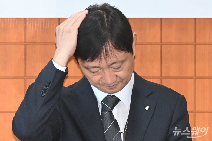 이찬진 금감원장이 23일 오후 서울 여의도 금융투자협회에서 열린 연구기관장 간담회에 참석하기 위해 간담회장으로 들어서며 사색에 잠긴 뒤 머리카락을 만지고 있다. 사진=강민석 기자 kms@newsway.co.kr