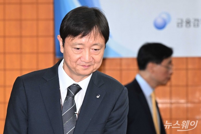 이찬진 금감원장이 23일 오후 서울 여의도 금융투자협회에서 열린 연구기관장 간담회에서 기념촬영을 마친 뒤 자리로 향하고 있다. 사진=강민석 기자 kms@newsway.co.kr
