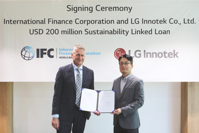 박지환 LG이노텍 CFO(전무·오른쪽)와 카르스텐 뮐러 IFC 제조업·농업·서비스 부문 아시아태평양 지역산업담당국장이 최근 서울 강서구 마곡 ISC에서 열린 지속가능성연계대출(SLL) 체결식을 마친 뒤 기념사진을 찍고 있다. 사진=LG이노텍 제공
