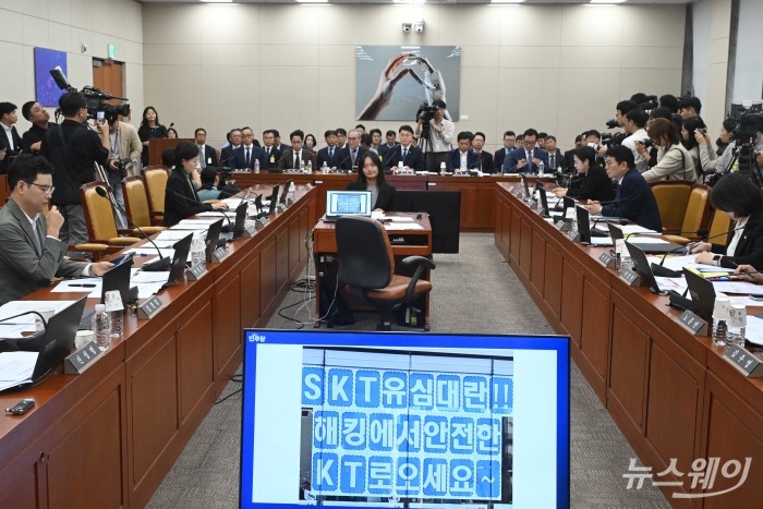김영섭 KT 대표이사가 24일 오전 서울 여의도 국회 과학기술정보방송통신위원회에서 열린 해킹 사고 진상 규명 관련 청문회에 증인으로 출석해 의원의 질의에 답변하고 있다. 사진=강민석 기자 kms@newsway.co.kr