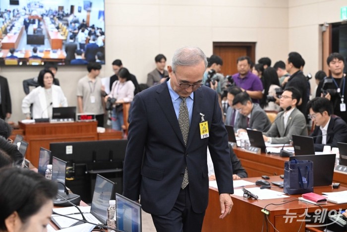 김영섭 KT 대표이사가 24일 오전 서울 여의도 국회 과학기술정보방송통신위원회에서 열린 해킹 사고 진상 규명 관련 청문회에 증인으로 출석해 증인선서문을 최민희 위원장에게 전달한 뒤 고개를 푹 숙이며 자리로 돌아가고 있다. 사진=강민석 기자 kms@newsway.co.kr