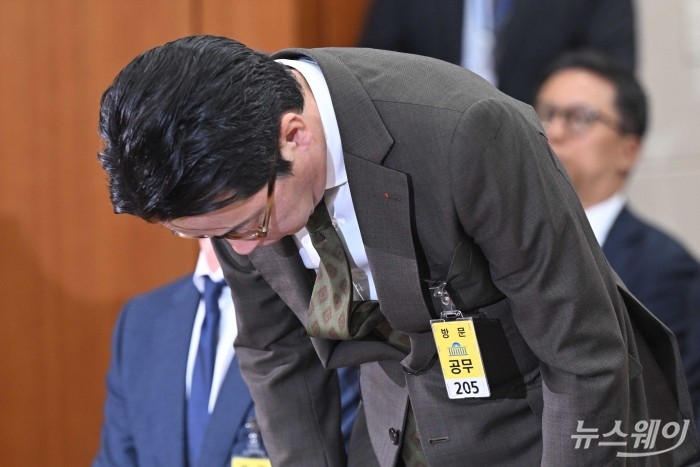 조좌진 롯데카드 대표이사가 24일 오전 서울 여의도 국회 과학기술정보방송통신위원회에서 열린 해킹 사고 진상 규명 관련 청문회에 증인으로 출석해 허리 숙여 인사하고 있다. 사진=강민석 기자 kms@newsway.co.kr
