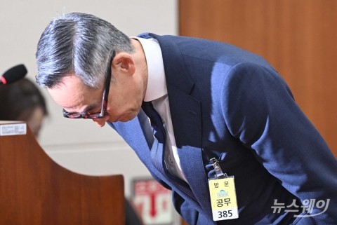 허리 숙인 윤종하 MBK파트너스 부회장, '해킹 사고 진상 규명' 증인 출석