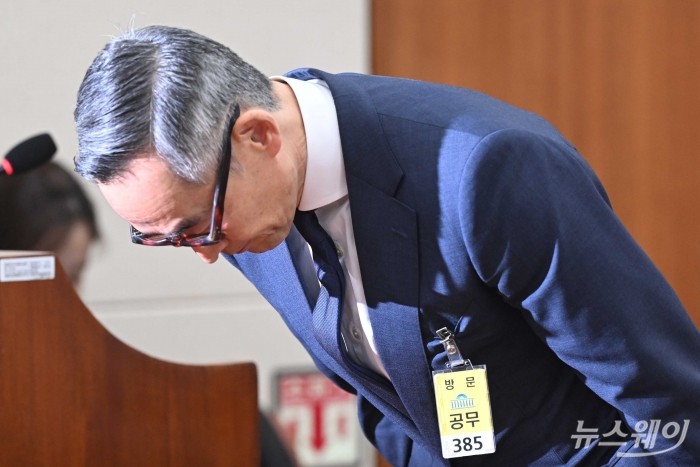 윤종하 MBK파트너스 부회장이 24일 오전 서울 여의도 국회 과학기술정보방송통신위원회에서 열린 해킹 사고 진상 규명 관련 청문회에 증인으로 출석해 허리 숙여 인사를 하고 있다. 사진=강민석 기자 kms@newsway.co.kr