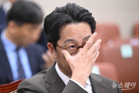 '해킹 사고' 질의 듣고 안경 고쳐쓰는 조좌진 롯데카드 대표