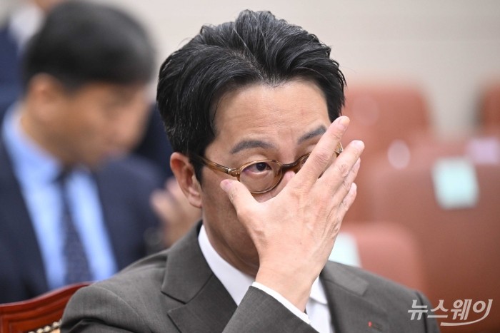 조좌진 롯데카드 대표이사가 24일 오전 서울 여의도 국회 과학기술정보방송통신위원회에서 열린 해킹 사고 진상 규명 관련 청문회에 증인으로 출석해 의원의 질의를 경청하던 중 안경을 고쳐쓰고 있다. 사진=강민석 기자 kms@newsway.co.kr