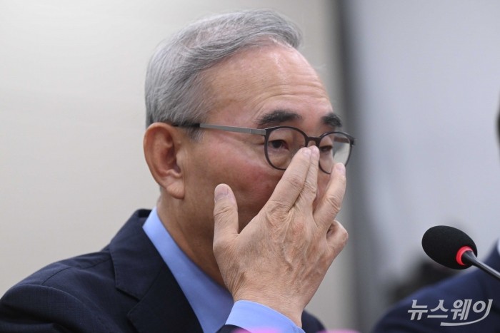 김영섭 KT 대표이사가 24일 오전 서울 여의도 국회 과학기술정보방송통신위원회에서 열린 해킹 사고 진상 규명 관련 청문회에 증인으로 출석해 의원의 질의를 경청하던 중 안경을 고쳐 쓰고 있다. 사진=강민석 기자 kms@newsway.co.kr