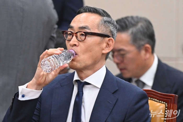 윤종하 MBK파트너스 부회장이 24일 오전 서울 여의도 국회 과학기술정보방송통신위원회에서 열린 해킹 사고 진상 규명 관련 청문회에 증인으로 출석해 물을 마시고 있다. 사진=강민석 기자 kms@newsway.co.kr
