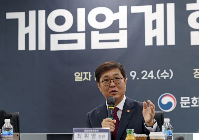 최휘영 문화체육관광부 장관이 24일 판교 게임업계 현장을 찾아 게임사 대표들과 게임 정책 방향 논의했다. 사진=문화체육관광부 제공