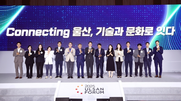지난 24일 울산시 울주군 울산전시컨벤션센터(UECO)에서 열린 '2025 울산포럼'에서 최창원(오른쪽 8번째) SK수펙스추구협의회 의장과 이윤철(오른쪽 7번째) 울산상공회의소 회장 등 주요 참석자들이 기념촬영을 하고 있다. 사진=SK이노베이션 제공