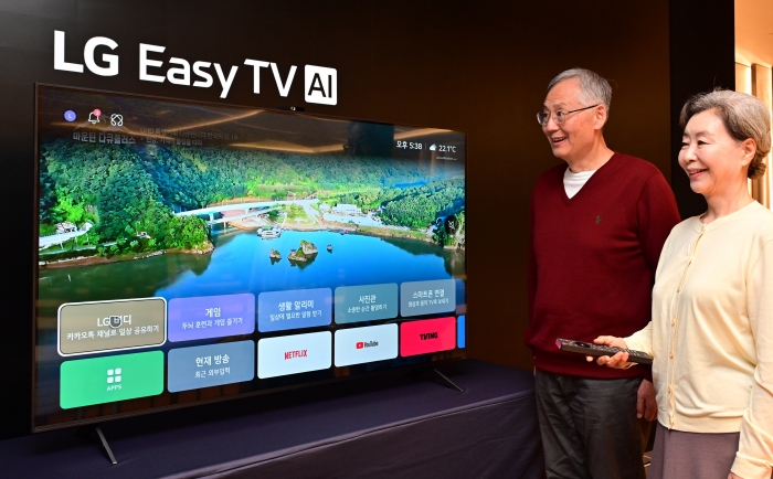 LG전자가 시니어 고객이 쉽게 사용하고, 시니어 고객을 케어하는 'LG 이지 TV(LG Easy TV)'를 국내에 출시하며 시니어 TV 시장을 연다. 이지 TV는 홈 화면을 시니어 특화 기능 5개와 즐겨 찾는 앱(App) 중심으로 단순화했다. 사진=LG전자 제공
