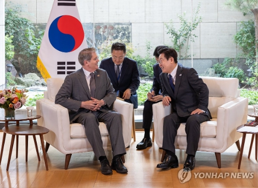 이재명 대통령이 24일(현지시간) 미국 뉴욕 주유엔대한민국대표부에서 스콧 베센트 미국 재무장관을 접견하고 있다. 사진=연합뉴스