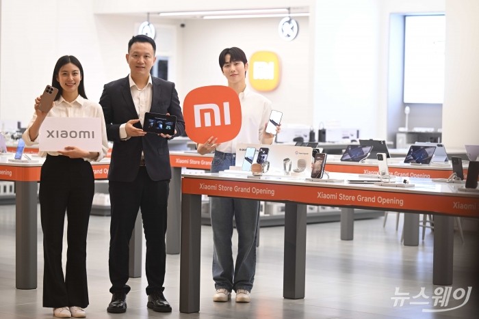 조니 우 샤오미코리아 사장을 비롯한 직원들이 'Xiaomi 스토어 서울 NC이스트폴 구의점' 정식 개장을 사흘 앞두고 25일 오전 서울 광진구 풀만 앰배서더 이스트폴에서 신제품을 소개하며 기념촬영을 하고 있다. 사진=강민석 기자 kms@newsway.co.kr
