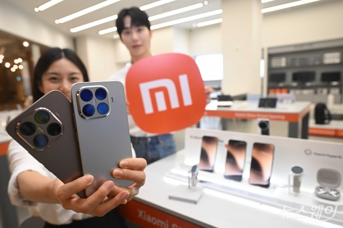 샤오미코리아가 'Xiaomi 스토어 서울 NC이스트폴 구의점' 정식 개장을 사흘 앞두고 25일 오전 서울 광진구 풀만 앰배서더 이스트폴에서 '샤오미 15 시리즈' 신제품 등을 소개하고 있다. 사진=강민석 기자 kms@newsway.co.kr