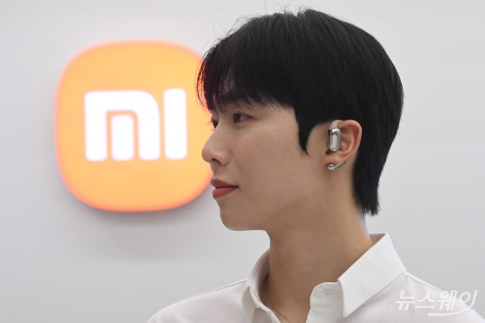 샤오미코리아가 'Xiaomi 스토어 서울 NC이스트폴 구의점' 정식 개장을 사흘 앞두고 25일 오전 서울 광진구 풀만 앰배서더 이스트폴에서 한국 시장에 처음 소개되는 오픈웨어(OpenWear) 이어폰 카테고리 신제품을 소개하고 있다. 사진=강민석 기자 kms@newsway.co.kr