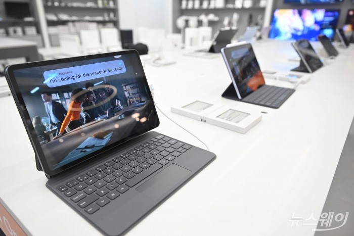 샤오미코리아가 'Xiaomi 스토어 서울 NC이스트폴 구의점' 정식 개장을 사흘 앞둔 25일 오전 서울 광진구 풀만 앰배서더 이스트폴에서 태블릿을 전시하고 있다. 사진=강민석 기자 kms@newsway.co.kr