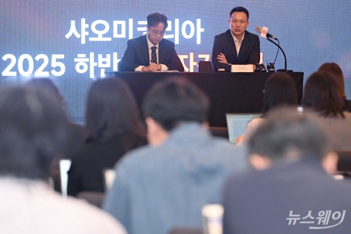 (오른쪽)조니 우 샤오미코리아 사장이 25일 오전 서울 광진구 풀만 앰배서더 이스트폴에서 열린 'Xiaomi 2025 하반기 기자간담회'에서 취재진의 질의에 답변을 하고 있다. 사진=강민석 기자 kms@newsway.co.kr