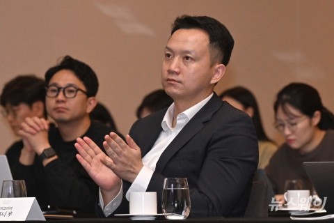 박수치는 조니우 사장 &quot;신규 샤오미 스토어 개장···익스클루시브 서비스 센터 설립&quot;