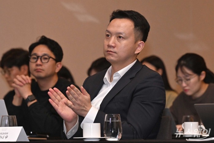 조니 우 샤오미코리아 사장이 25일 오전 서울 광진구 풀만 앰배서더 이스트폴에서 열린 'Xiaomi 2025 하반기 기자간담회'에서 박수를 치고 있다. 사진=강민석 기자 kms@newsway.co.kr