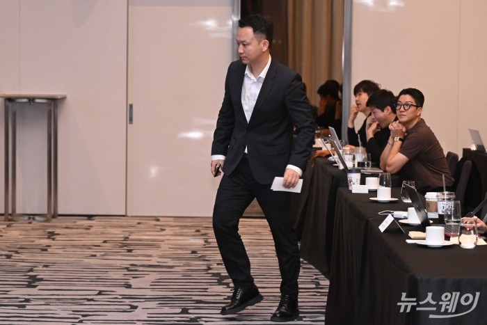 조니 우 샤오미코리아 사장이 25일 오전 서울 광진구 풀만 앰배서더 이스트폴에서 열린 'Xiaomi 2025 하반기 기자간담회'에서 취재진의 질의응답을 하기 위해 연단에 오르고 있다. 사진=강민석 기자 kms@newsway.co.kr