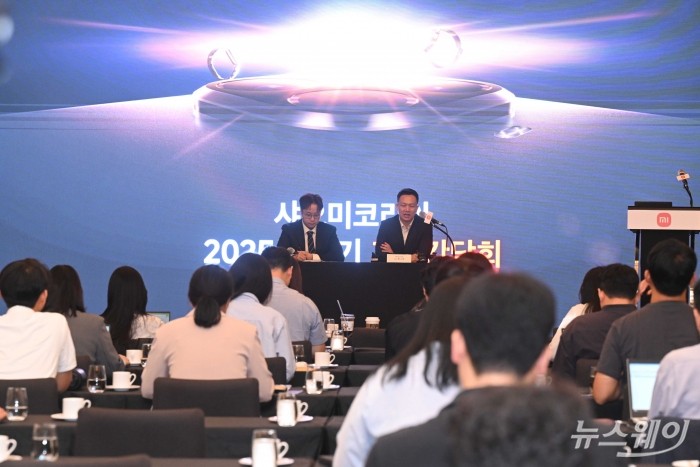 (오른쪽)조니 우 샤오미코리아 사장이 25일 오전 서울 광진구 풀만 앰배서더 이스트폴에서 열린 'Xiaomi 2025 하반기 기자간담회'에서 취재진의 질의에 답변을 하고 있다. 사진=강민석 기자 kms@newsway.co.kr