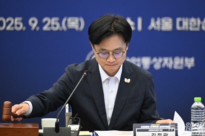 김정관 산업통상자원부 장관이 25일 서울 중구 대한상공회의소에서 열린 제3차 산업융합 규제특례심의위원회에서 의사봉을 두드리고 있다. 사진=강민석 기자 kms@newsway.co.kr