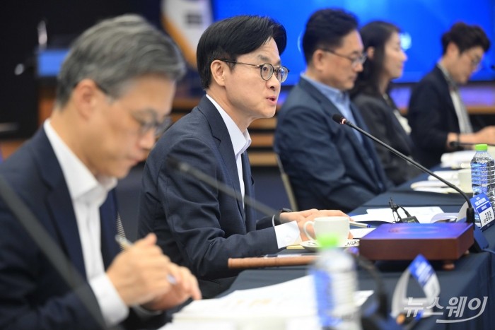 김정관 산업통상자원부 장관이 25일 서울 중구 대한상공회의소에서 열린 제3차 산업융합 규제특례심의위원회에서 모두발언을 하고 있다. 사진=강민석 기자 kms@newsway.co.kr