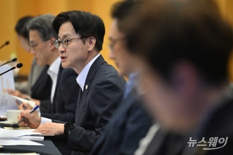 김정관 산업장관, 고 최창걸 회장 빈소 방문···"혁신 꽃피는 나라 만들것"