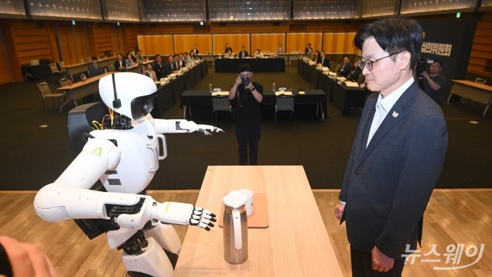 김정관 산업통상자원부 장관이 25일 서울 중구 대한상공회의소에서 열린 제3차 산업융합 규제특례심의위원회에서 휴머노이드 로봇을 시연하고 있다. 사진=강민석 기자 kms@newsway.co.kr