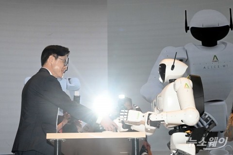 '휴머노이드 로봇'과 악수 나누는 김정관 산업부 장관