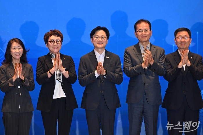 (왼쪽 세 번째)김정관 산업통상자원부 장관을 비롯한 내빈들이 25일 서울 중구 대한상공회의소에서 열린 제3차 산업융합 규제특례심의위원회에서 기념촬영을 하고 있다. 사진=강민석 기자 kms@newsway.co.kr