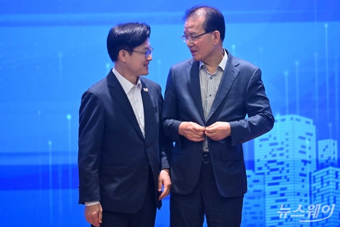 (왼쪽)김정관 산업통상자원부 장관과 이종영 중앙대학교 교수가 25일 서울 중구 대한상공회의소에서 열린 제3차 산업융합 규제특례심의위원회에 참석해 기념촬영을 하기 앞서 대화를 하고 있다. 사진=강민석 기자 kms@newsway.co.kr