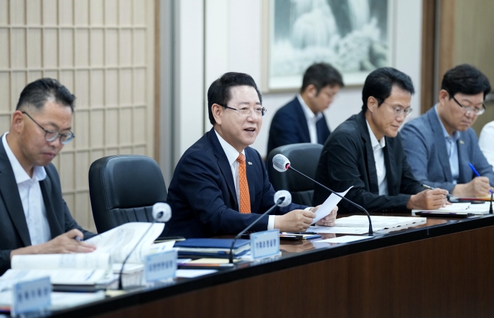 김영록 전라남도지사가 25일 도청 서재필실에서 새 정부 국정과제 실천 전략보고회를 주재하고 있다.