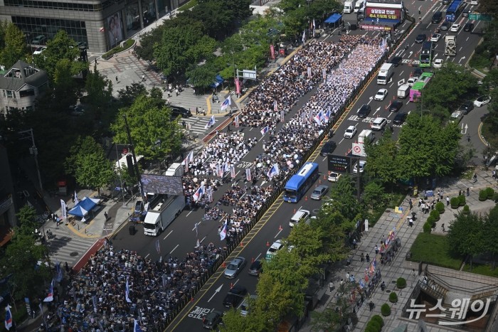 전국금융산업노동조합원이 26일 오전 서울 종로구 광화문 세종대로 인근에서 총파업에 참석해 실질임금 인상과 주 4.5일제 도입 등을 촉구하는 구호를 외치고 있다. 사진=강민석 기자 kms@newsway.co.kr