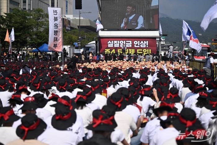 김형선 금융노조위원장이 26일 오전 서울 종로구 광화문 세종대로 인근에서 총파업을 열고 실질임금 인상과 주4.5일제 도입 등을 촉구하며 개회사를 하고 있다. 사진=강민석 기자 kms@newsway.co.kr