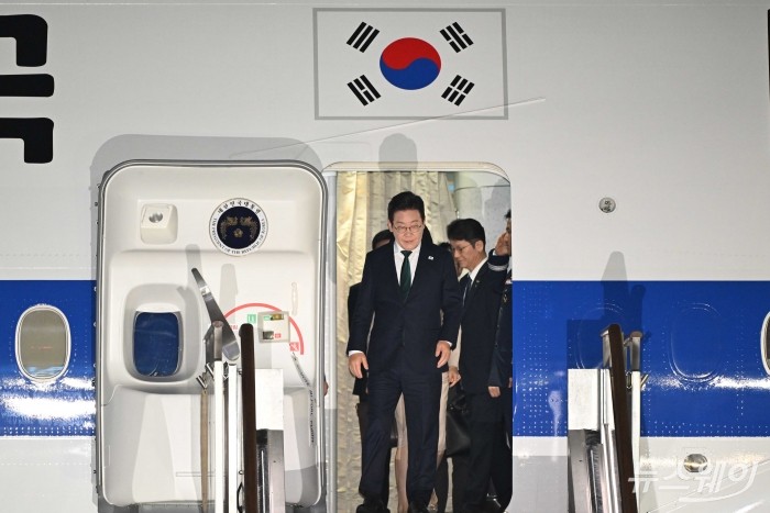 이재명 대통령이 3박 5일간의 유엔총회 등 미국 뉴욕 순방 일정을 마치고 26일 밤 경기 성남시 서울공항을 통해 귀국한 공군1호기에서 내리고 있다. 사진=강민석 기자 kms@newsway.co.kr