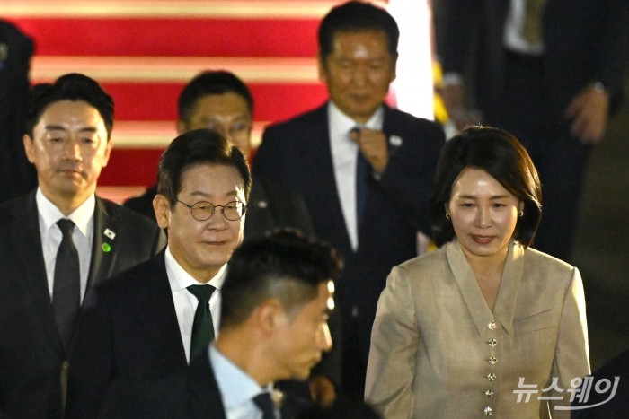 이재명 대통령과 김혜경 여사가 3박 5일간의 유엔총회 등 미국 뉴욕 순방 일정을 마치고 26일 밤 경기 성남시 서울공항을 통해 귀국한 공군1호기에서 내리며 차량에 탑승하고자 이동하고 있다. 사진=강민석 기자 kms@newsway.co.kr